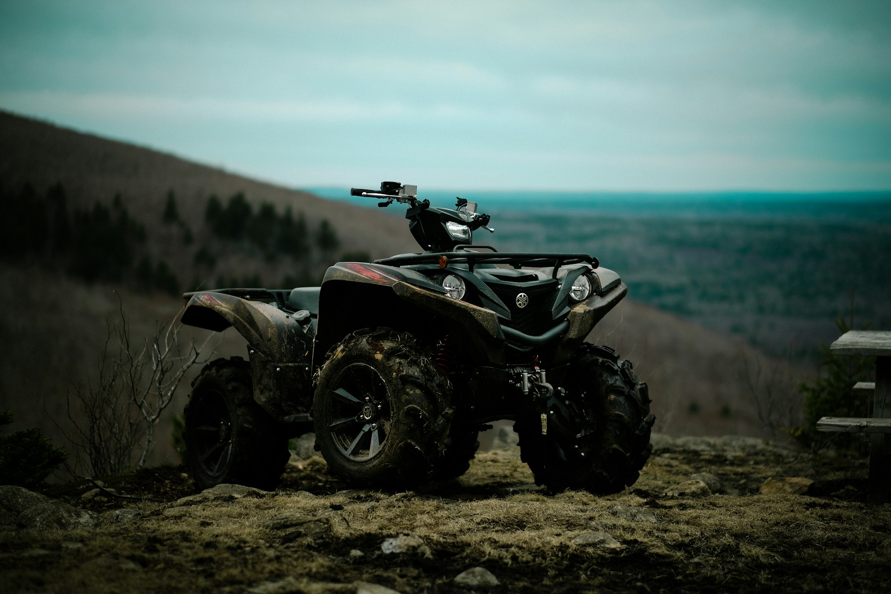 Zeleni quad na kamenitom planinskom terenu