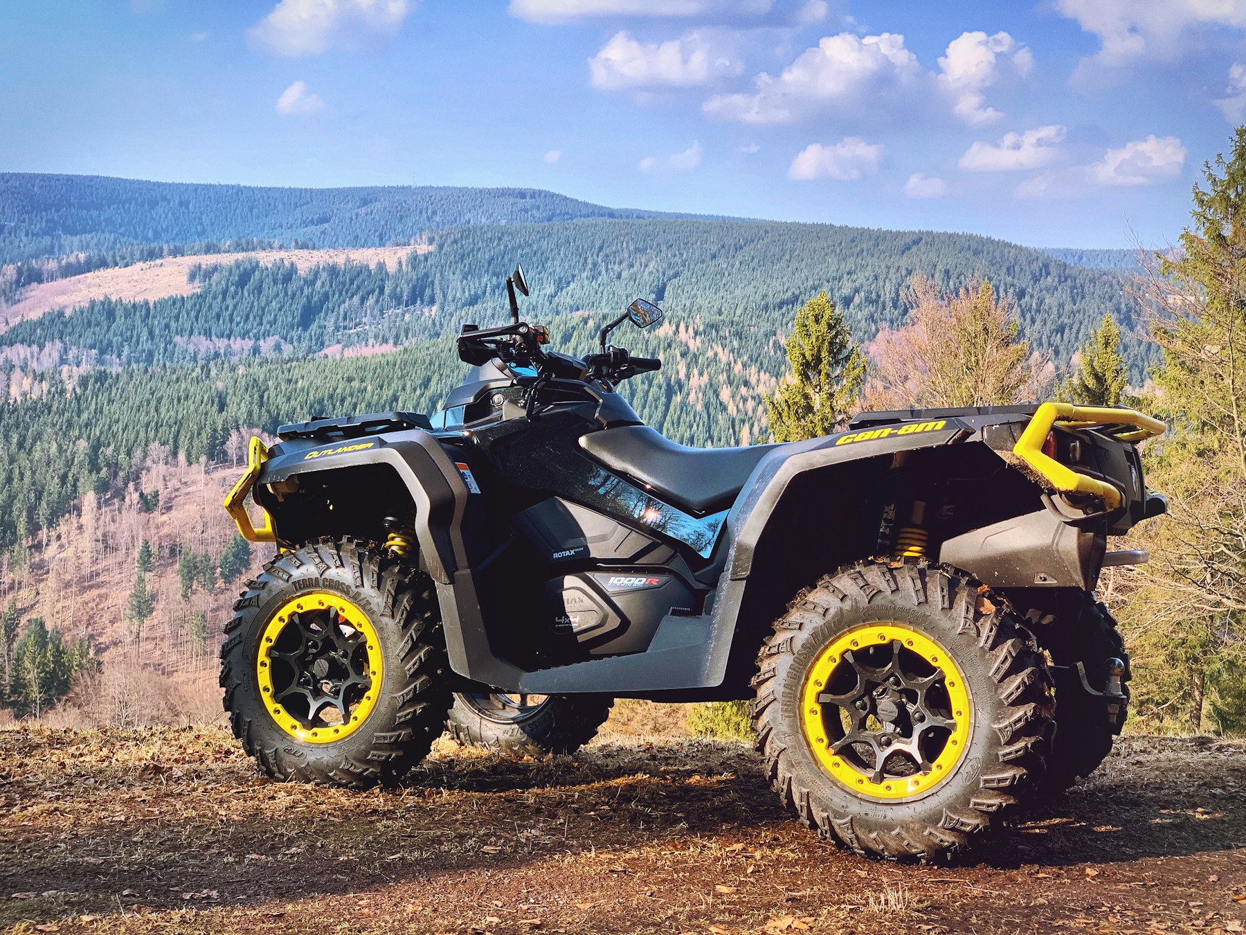 Žuti quad na otvorenom planinskom polju